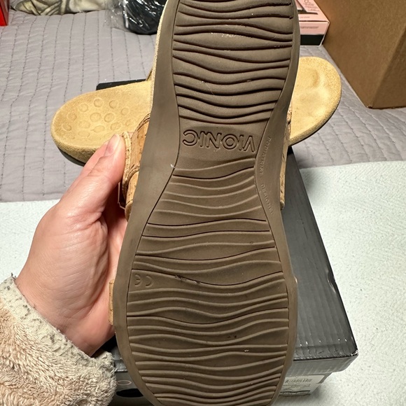 Vionic rest Skylar gold cork flip flops - Picture 4 of 8